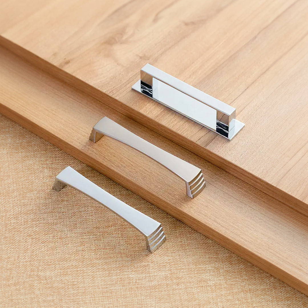 FURNITURE HANDLES & KNOBS